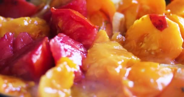 Gelbe Und Rote Tomatenscheiben Einer Pfanne Nahaufnahme Mit Rauch Kochen — Stockvideo