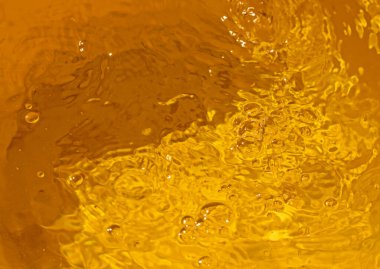 akan suyun yansımasının sarı soyut arkaplanı, üst görünüm, yatay