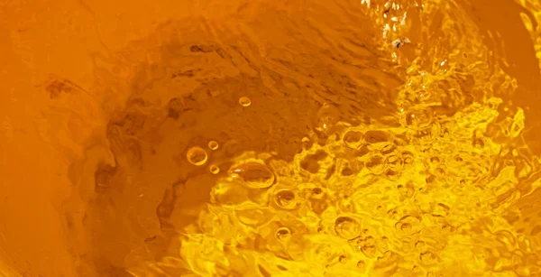Gele Abstracte Achtergrond Van Reflectie Van Stromend Water Met Bellen — Stockfoto
