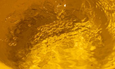 Bulanık sarı soyut arka plan yansıması kabarcıklar, üst görünüm, yatay