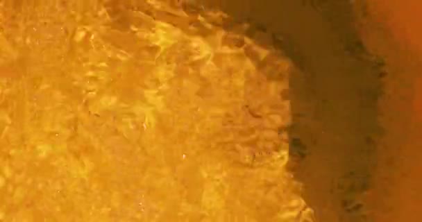 Mengaburkan Latar Belakang Refleksi Abstrak Oranye Dengan Air Yang Mengalir — Stok Video
