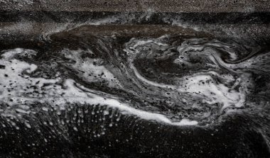 Şiddetli bir yağmurdan sonra kanalizasyondan akan bir su akışının soyut arka planı, yatay