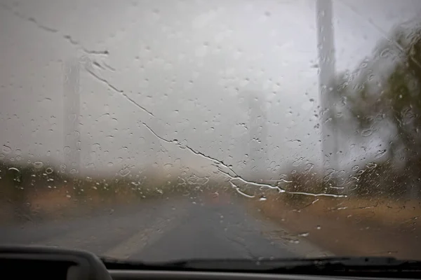 Abstrakter Verschwommener Hintergrund Von Wasserstrahl Auf Vernebelter Autoscheibe Horizontal — Stockfoto