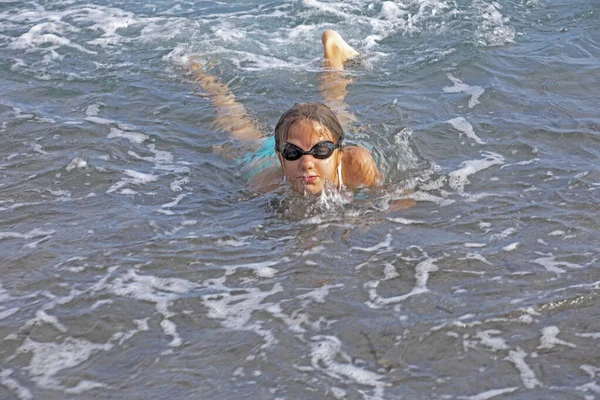 Adolescente Feliz Mergulha Pelo Mar Férias Escolares Crete — Fotografia de Stock