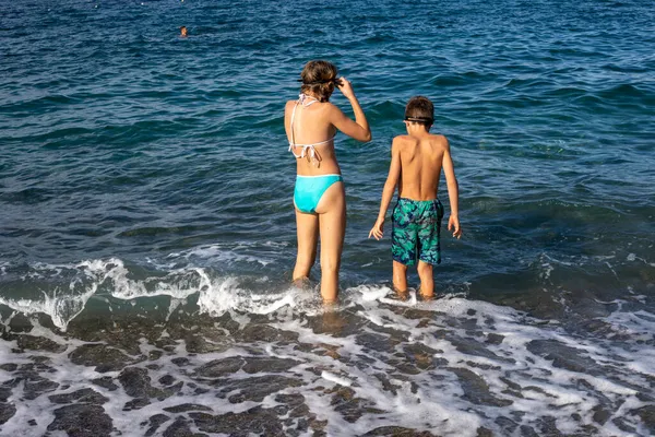 Niños Felices Nadando Mar Claro Vacaciones Familia Horizontal — Foto de Stock