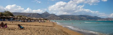 Girit 'te Heraklion yakınlarındaki Amoudara plajının güzel panoramik manzarası, yatay