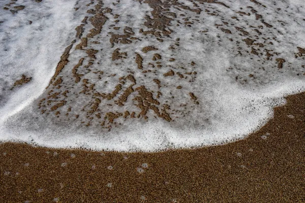 Kumlu Sahil Manzarasında Deniz Köpüğünün Bulanık Arkaplanı — Stok fotoğraf
