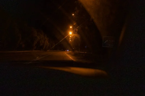 Nacht Beleuchtete Straße Durch Die Windschutzscheibe Eines Autos Horizontal — Stockfoto