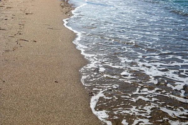 Bulanık Deniz Arka Planında Köpüklü Kumlu Plaj Manzaralı Yatay — Stok fotoğraf