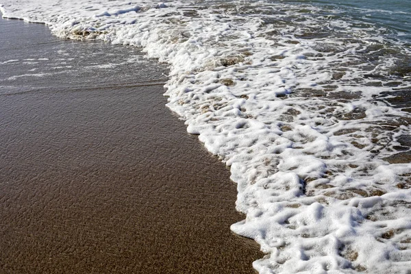 Moře Pozadí Surfování Pěnou Písečné Pláži Horní Pohled Horizontální — Stock fotografie