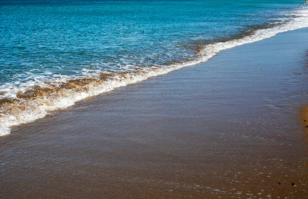 Bulanık Deniz Arka Planında Kumlu Sahilde Köpüklü Sörf Yatay — Stok fotoğraf