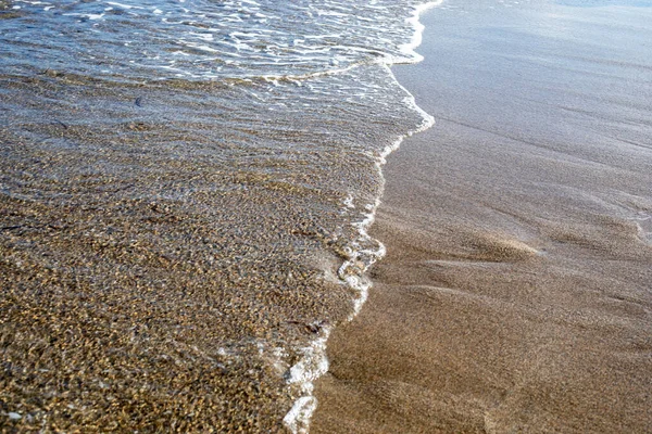 Bulanık Deniz Arka Planında Köpüklü Kumlu Plaj Manzaralı Yatay — Stok fotoğraf