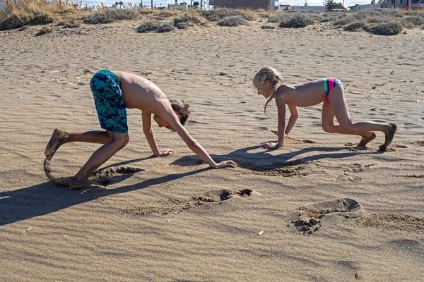 Dvě Šťastné Děti Hrající Písku Pláži Moře Horizontální — Stock fotografie