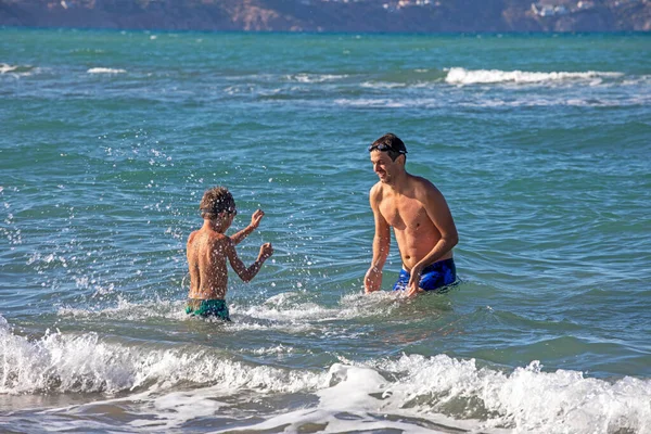 Šťastný Otec Synem Hraje Moři Slunečného Dne Horizontální — Stock fotografie