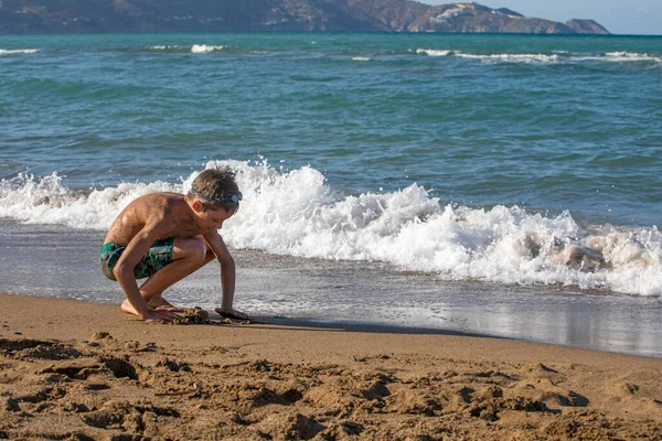 Ευτυχισμένο Αγόρι Παίζει Άμμο Στην Παραλία Κατά Διάρκεια Μιας Καταιγίδας — Φωτογραφία Αρχείου