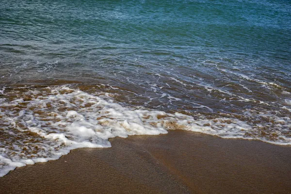 Kumlu Bir Sahilde Köpüklü Deniz Arka Planı Sörfü — Stok fotoğraf