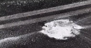 Yağmurda ıslak asfalt yolun soyut koyu arkaplanı