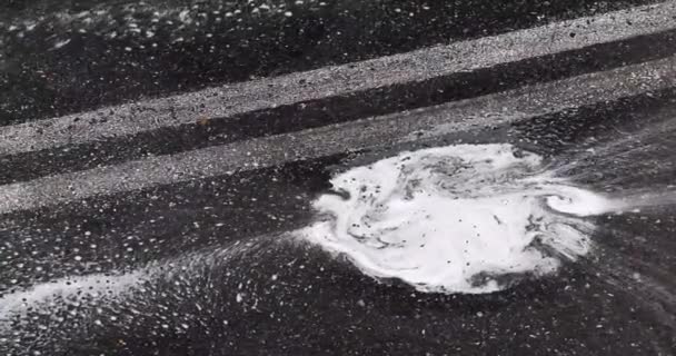 雨の中のぬれたアスファルトの道路の抽象的な暗い背景 — ストック動画