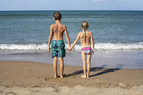Dos Niños Felices Tomados Mano Mirando Mar Horizontales — Foto de Stock