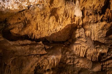 Sarkıtların, dikitlerin ve dikdörtgenlerin soyut arkaplanı bir mağarada, yatay.