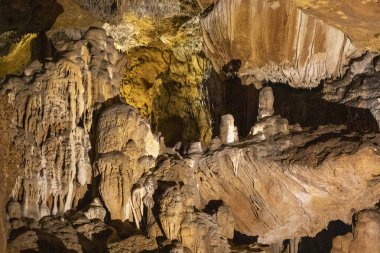 Yeraltındaki bir mağarada sarkıtların, dikitlerin ve dikdörtgenlerin soyut arkaplanı.