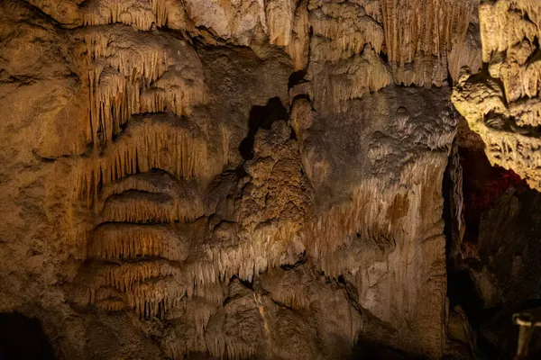 Fondo Abstracto Estalactitas Estalagmitas Estalagnados Una Cueva Subterráneo Horizontal —  Fotos de Stock