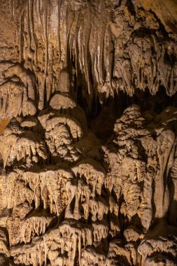 Sarkıtların, dikitlerin ve dikdörtgenlerin soyut arkaplanı bir mağarada, yeraltında, dikey