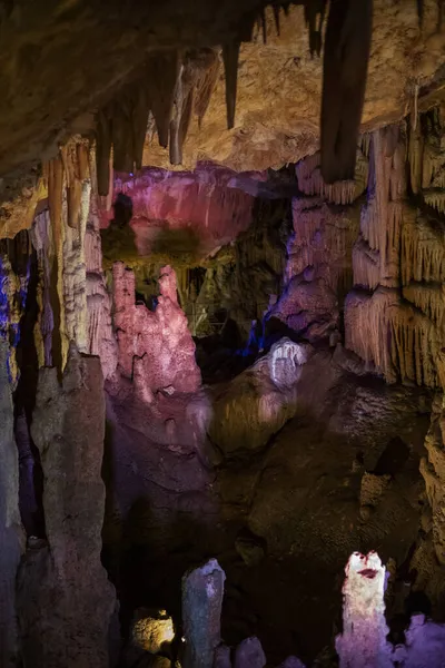 Fabuloso Fondo Abstracto Púrpura Estalactitas Estalagmitas Estalagnados Una Cueva Subterránea —  Fotos de Stock