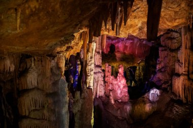 Sarkıtlar, dikitler ve yeraltındaki dikitlerle Sfendoni mağarasına turistlerle bir gezi.,