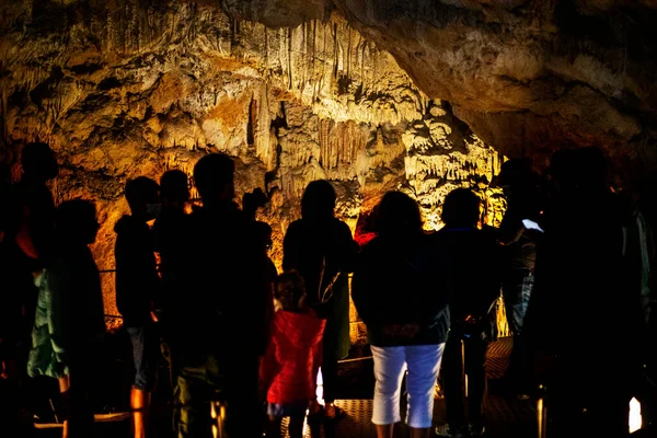Sarkıtlar, dikitler ve yeraltındaki dikitlerle Sfendoni mağarasına turistlerle bir gezi.,
