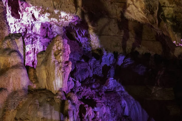 Fondo Abstracto Púrpura Borrosa Estalactitas Estalagmitas Estalagnados Cueva Sfendoni Subterráneo —  Fotos de Stock