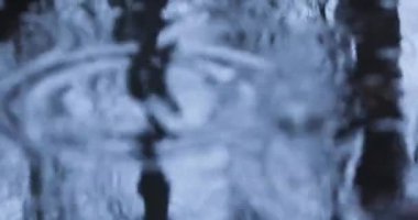 Bulanık doğal arka plan yansıması yağmur birikintisinde,