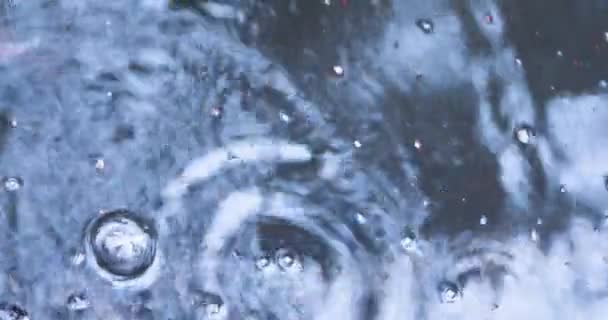 Eleje Esőcseppek Esik Felszínre Víz Képződésével Buborékok — Stock videók