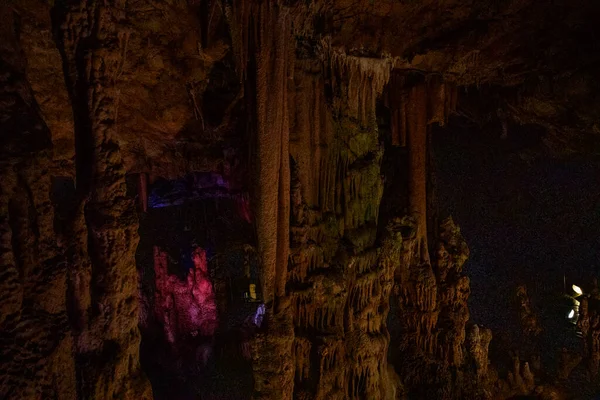 Scuro Sfondo Astratto Stalattiti Stalagmiti Stalagnates Nella Grotta Sfendoni Sotterraneo — Foto Stock