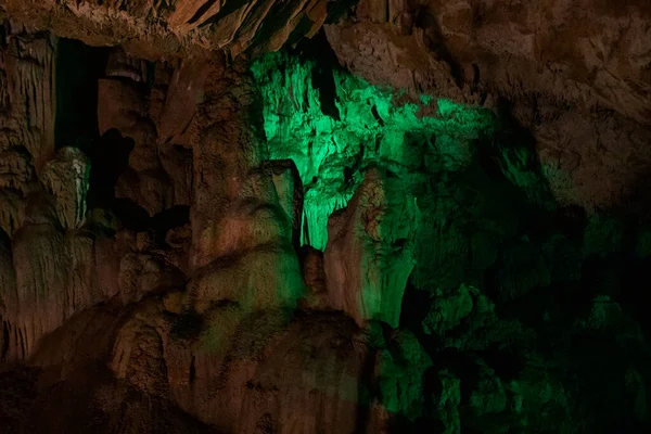 Fondo Abstracto Verde Oscuro Brillante Estalactitas Estalagmitas Estalagnados Cueva Sfendoni —  Fotos de Stock