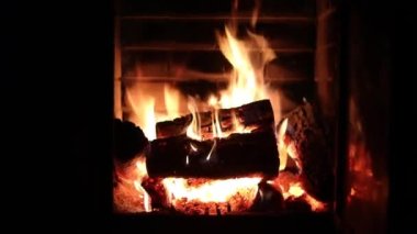 Şöminede yanan bir ateş, açık kapılı bir kütükten, neşeli bir ruh hali.
