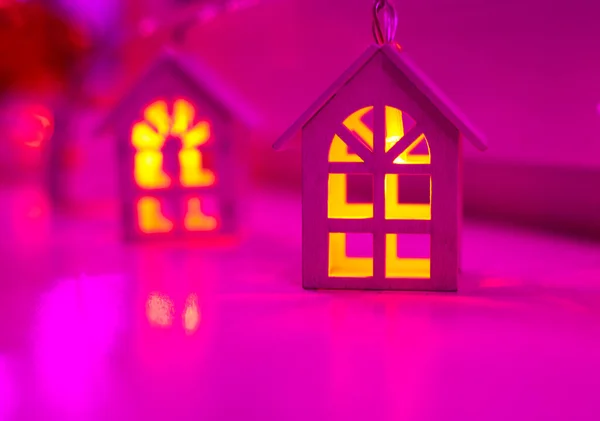 Уютный Светящийся Дом Сиреневом Фоне Горизонта — стоковое фото