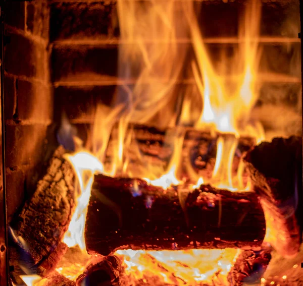 Θολή Φλεγόμενη Φωτιά Στο Τζάκι Από Ένα Κούτσουρο Εορταστική Διάθεση — Φωτογραφία Αρχείου
