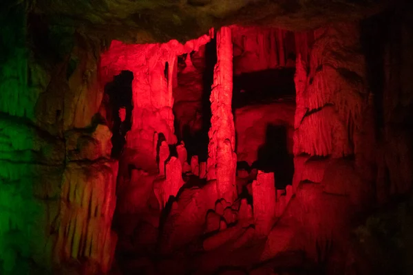 Fondo Abstracto Borroso Rojo Estalactitas Estalagmitas Estalagnados Una Cueva Subterránea —  Fotos de Stock