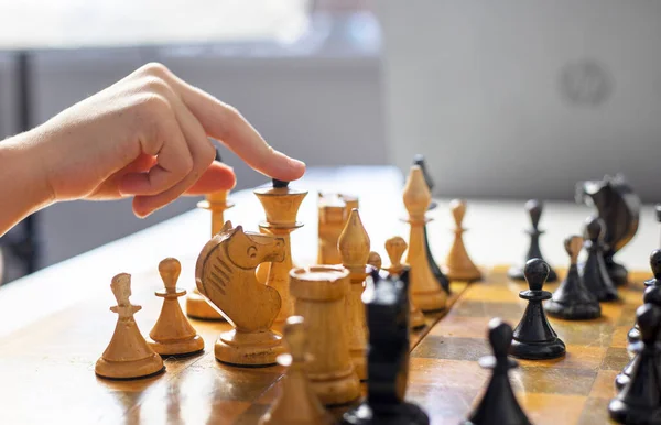 白皇后下棋的动作 战略规划 — 图库照片