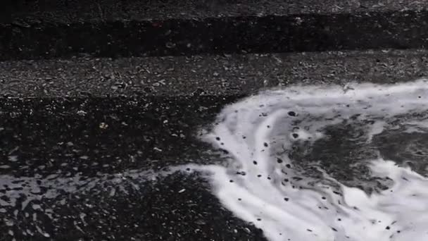 自動車や自然の背景を運転しながら下水道に流れる水の抽象的なパターン — ストック動画