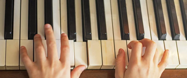 Mały Pianista Uczy Się Grać Pianinie Dwiema Rękami Wakacjach Flatlay — Zdjęcie stockowe