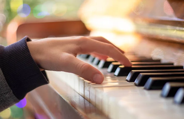Mały Pianista Uczy Się Grać Pianinie Wakacjach Poziomie — Zdjęcie stockowe