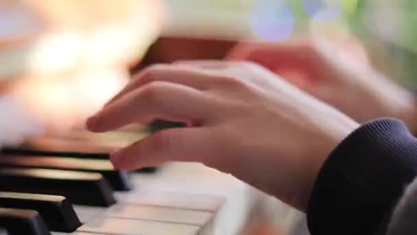 Pequeño Pianista Tocando Piano Con Dos Manos Día Festivo — Vídeos de Stock