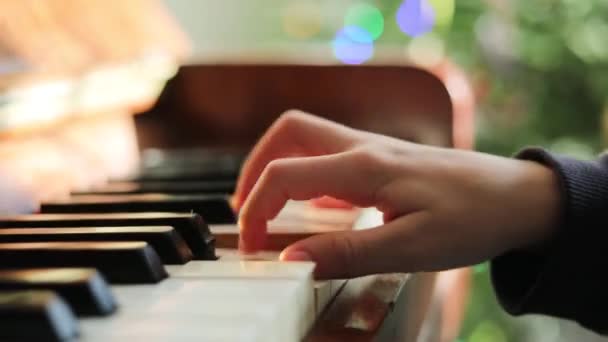 Pequeno Pianista Para Aprender Muito Rapidamente Tocar Piano Com Uma — Vídeo de Stock