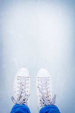 Patenli artistik patenlerin izlerini taşıyan soyut açık mavi buz yüzeyi 