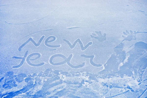 Ευτυχισμένο Νέο Έτος Γραμμένο Στον Πάγο Για Πατινάζ Αποτυπώματα Χεριών — Φωτογραφία Αρχείου