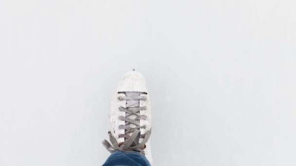 Glisser Sur Les Patins Noirs Pour Hommes Sur Glace Horizontal — Video