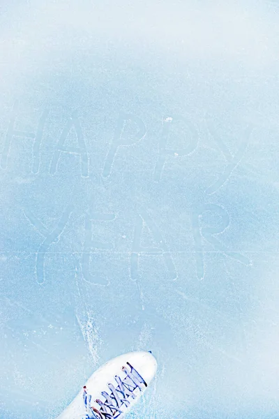 Γράψτε Ευτυχισμένο Νέο Έτος Στον Πάγο Εκτυπώσεις Από Παγοπέδιλα Παγοπέδιλα — Φωτογραφία Αρχείου