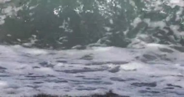 Deniz kenarında köpüklü deniz dalgaları, deniz istirahatı.